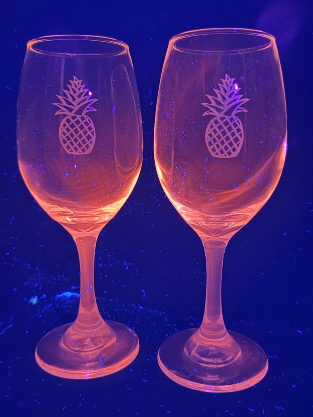 Beautiful 2pc Selenium Glow Wine
Glasses With Laser Engraved
Pineapple